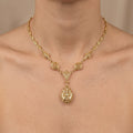 Collier beldi ajouré en or jaune 18k pendentif goutte - bijou porté par une mannequin