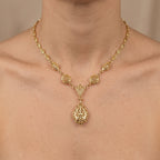 Collier beldi ajouré en or jaune 18k pendentif goutte - bijou porté par une mannequin