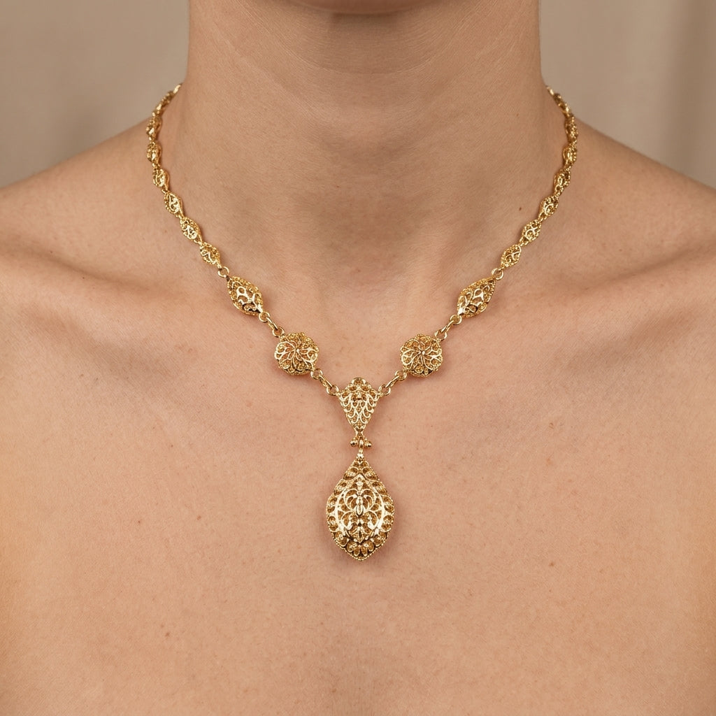 Collier beldi ajouré en or jaune 18k pendentif goutte - bijou porté par une mannequin