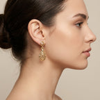 Boucles d'oreilles pendantes gouttes beldi ajourées en or jaune 18k - bijou porté par une mannequin