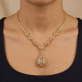 Collier beldi ajouré en or jaune 18k pendentif goutte - bijou porté par une mannequin