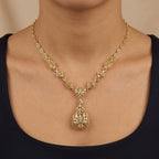 Collier beldi ajouré en or jaune 18k pendentif goutte - bijou porté par une mannequin