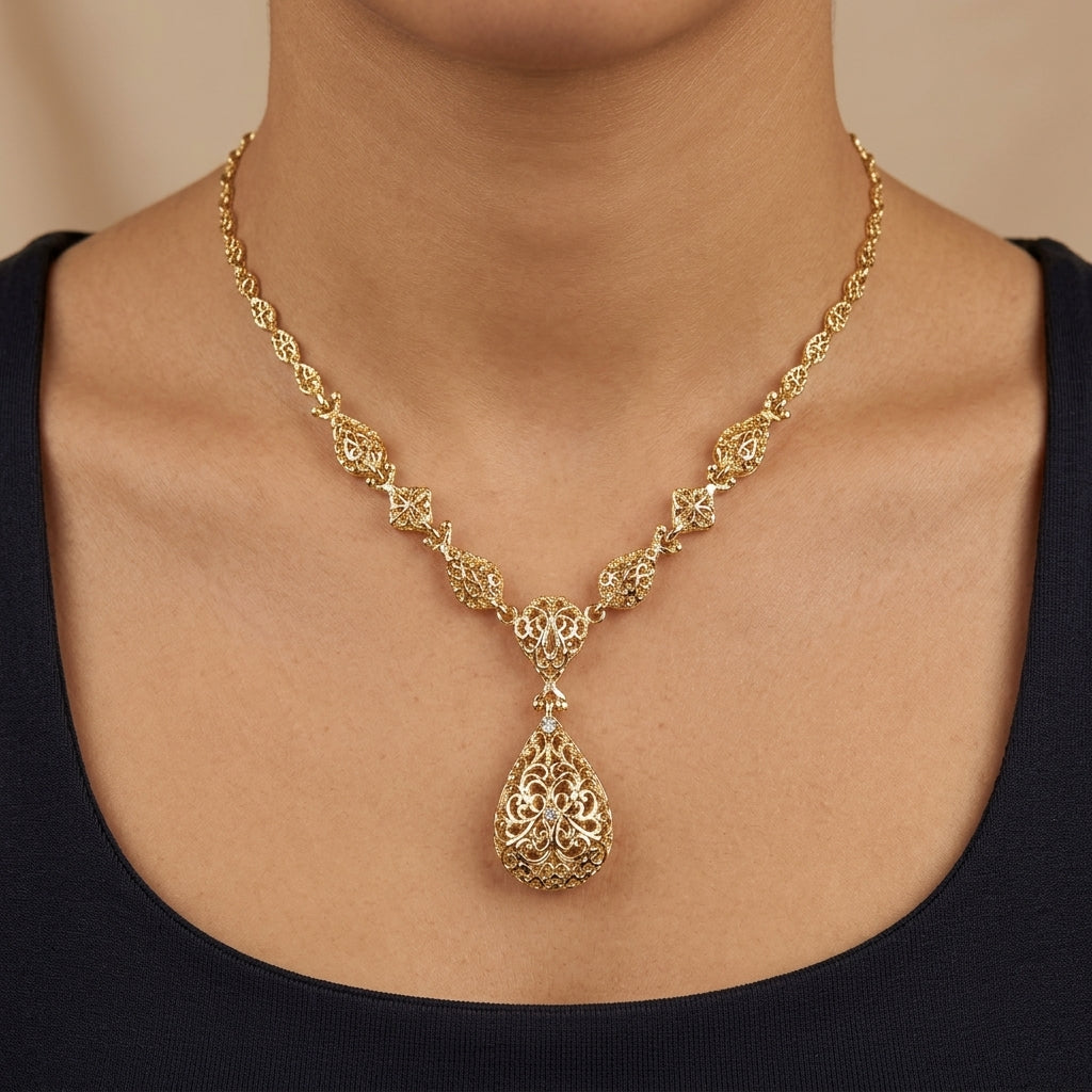 Collier beldi ajouré en or jaune 18k pendentif goutte - bijou porté par une mannequin