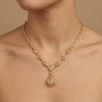 Collier beldi ajouré en or jaune 18k pendentif goutte - bijou porté par une mannequin