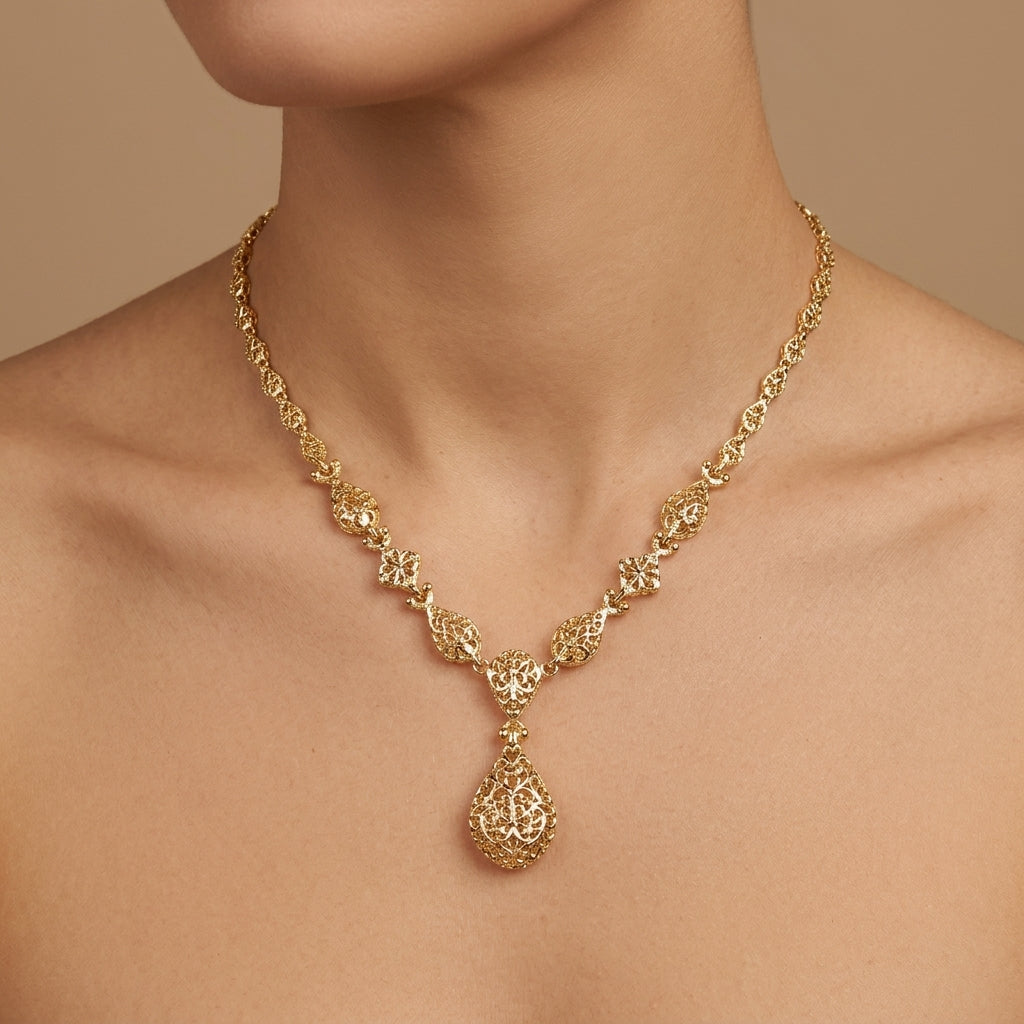 Collier beldi ajouré en or jaune 18k pendentif goutte - bijou porté par une mannequin