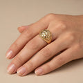Bague dôme beldi ajourée en or jaune 18k - bijou porté par une mannequin