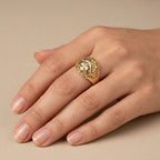 Bague dôme beldi ajourée en or jaune 18k - bijou porté par une mannequin