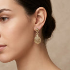 Boucles d'oreilles pendantes gouttes beldi ajourées en or jaune 18k - bijou porté par une mannequin