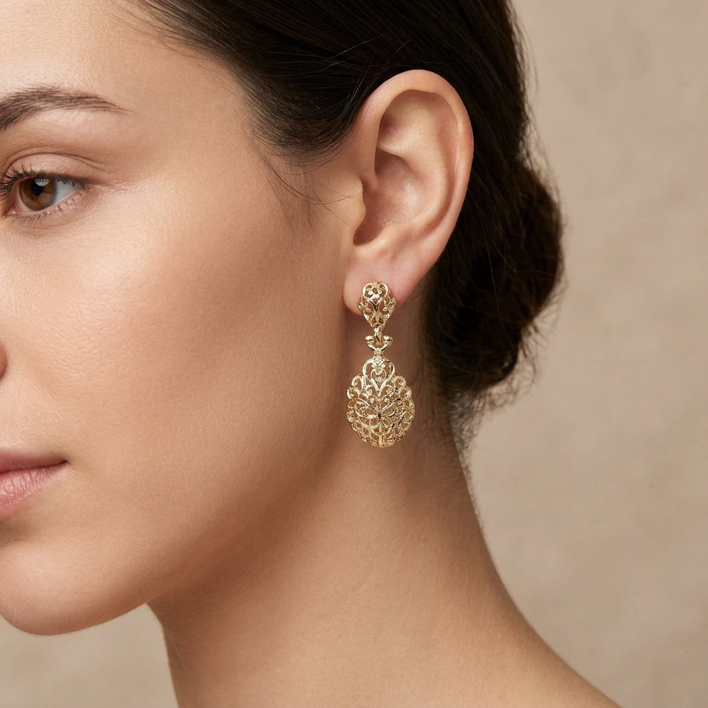 Boucles d'oreilles pendantes gouttes beldi ajourées en or jaune 18k - bijou porté par une mannequin