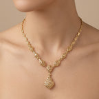Collier beldi ajouré en or jaune 18k pendentif goutte - bijou porté par une mannequin