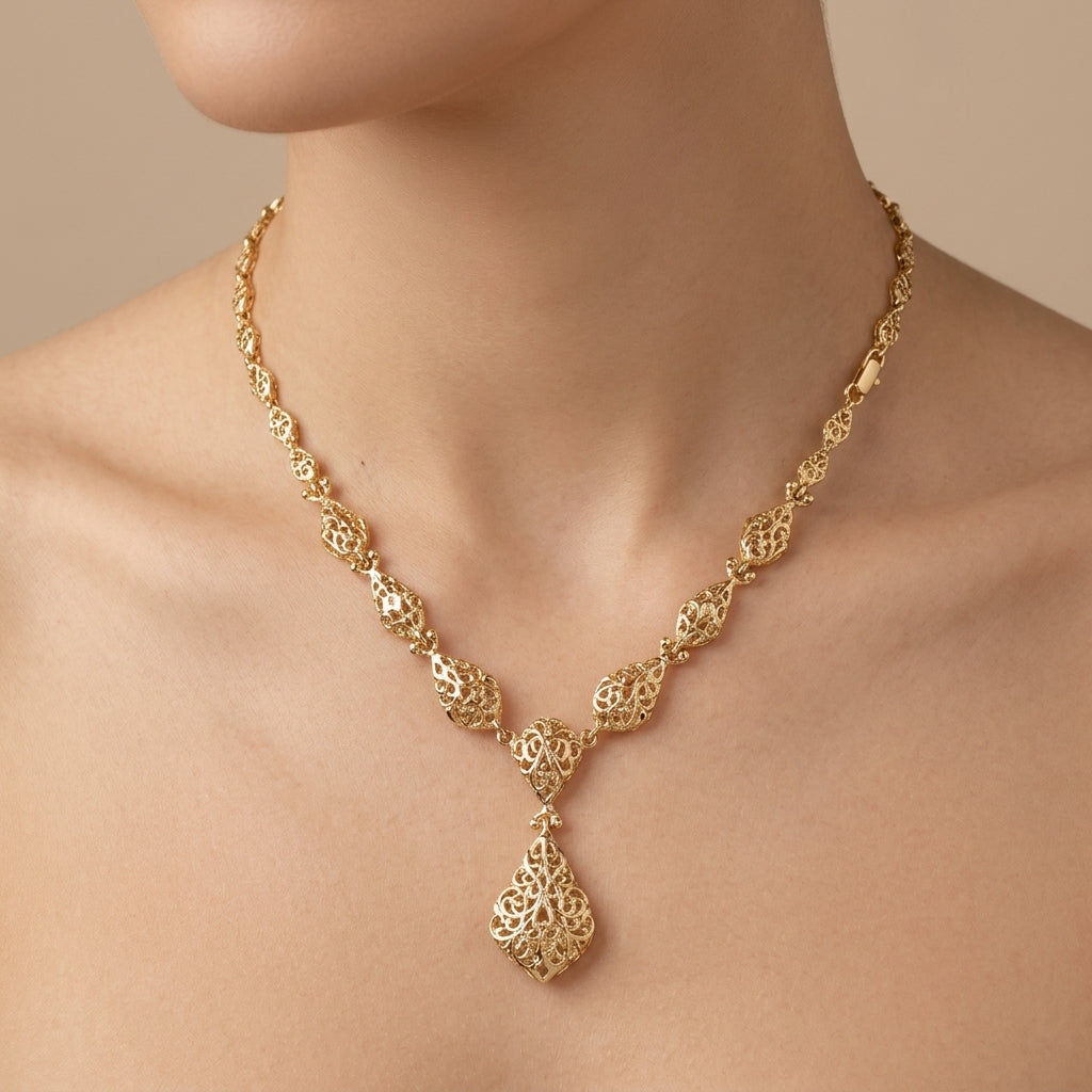 Collier beldi ajouré en or jaune 18k pendentif goutte - bijou porté par une mannequin
