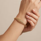 Bracelet jonc beldi ajouré en or jaune 18k motif losange - bijou porté par une mannequin