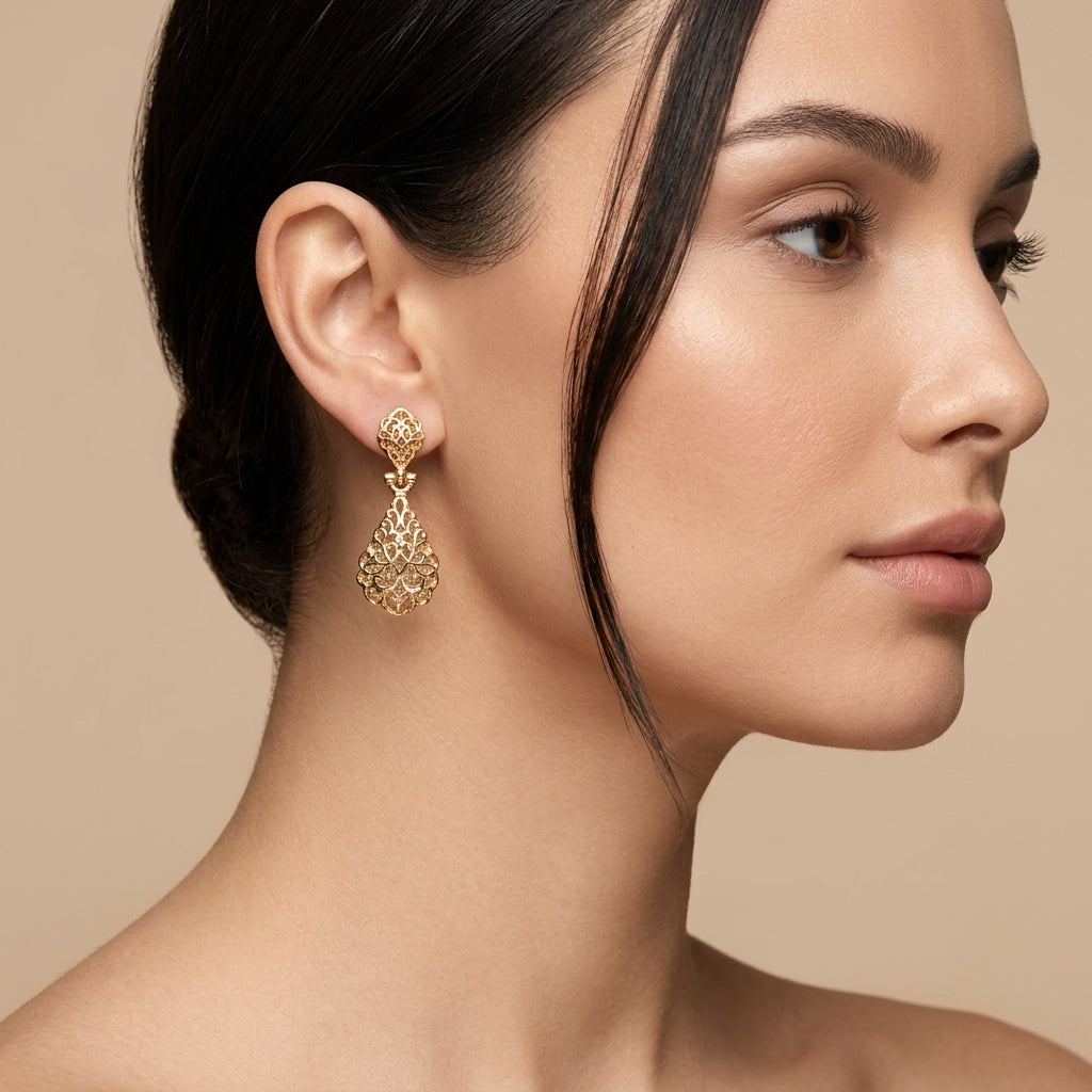 Boucles d'oreilles pendantes gouttes beldi ajourées en or jaune 18k - bijou porté par une mannequin