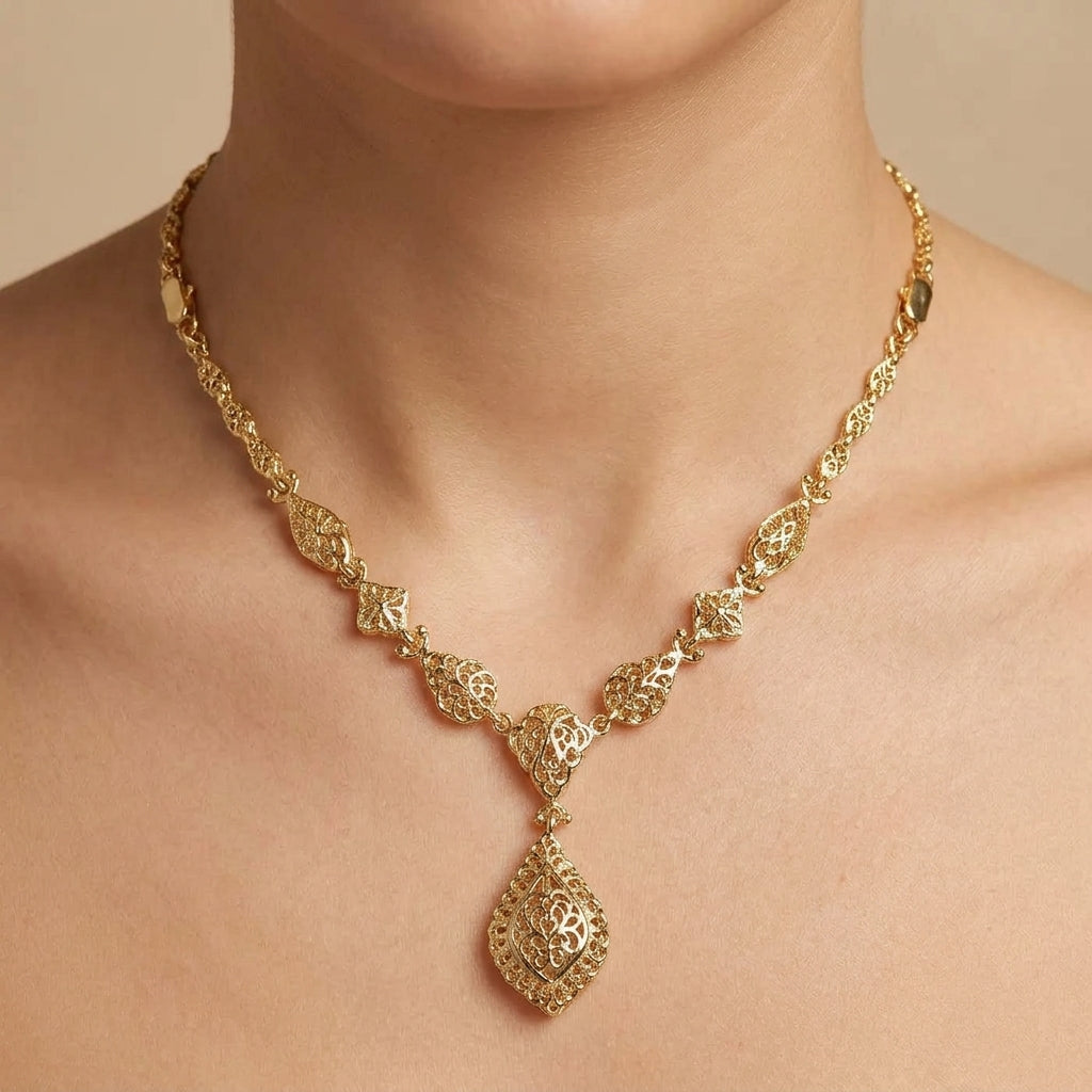 Collier beldi ajouré en or jaune 18k pendentif goutte - bijou porté par une mannequin