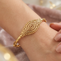 Bracelet Jonc Beldi Ajouré Or Jaune - Motif Losange — présenté sur mannequin