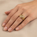 Bague dôme beldi ajourée en or jaune 18k - bijou porté par une mannequin