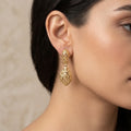 Boucles d'oreilles pendantes gouttes beldi ajourées en or jaune 18k - bijou porté par une mannequin