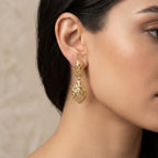 Boucles d'oreilles pendantes gouttes beldi ajourées en or jaune 18k - bijou porté par une mannequin