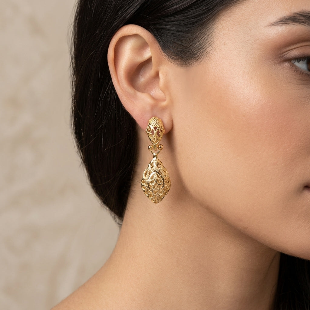 Boucles d'oreilles pendantes gouttes beldi ajourées en or jaune 18k - bijou porté par une mannequin