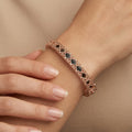 Bracelet jonc ajouré en or rose 18k motif losanges - bijou porté par une mannequin