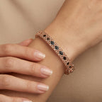 Bracelet jonc ajouré en or rose 18k motif losanges - bijou porté par une mannequin