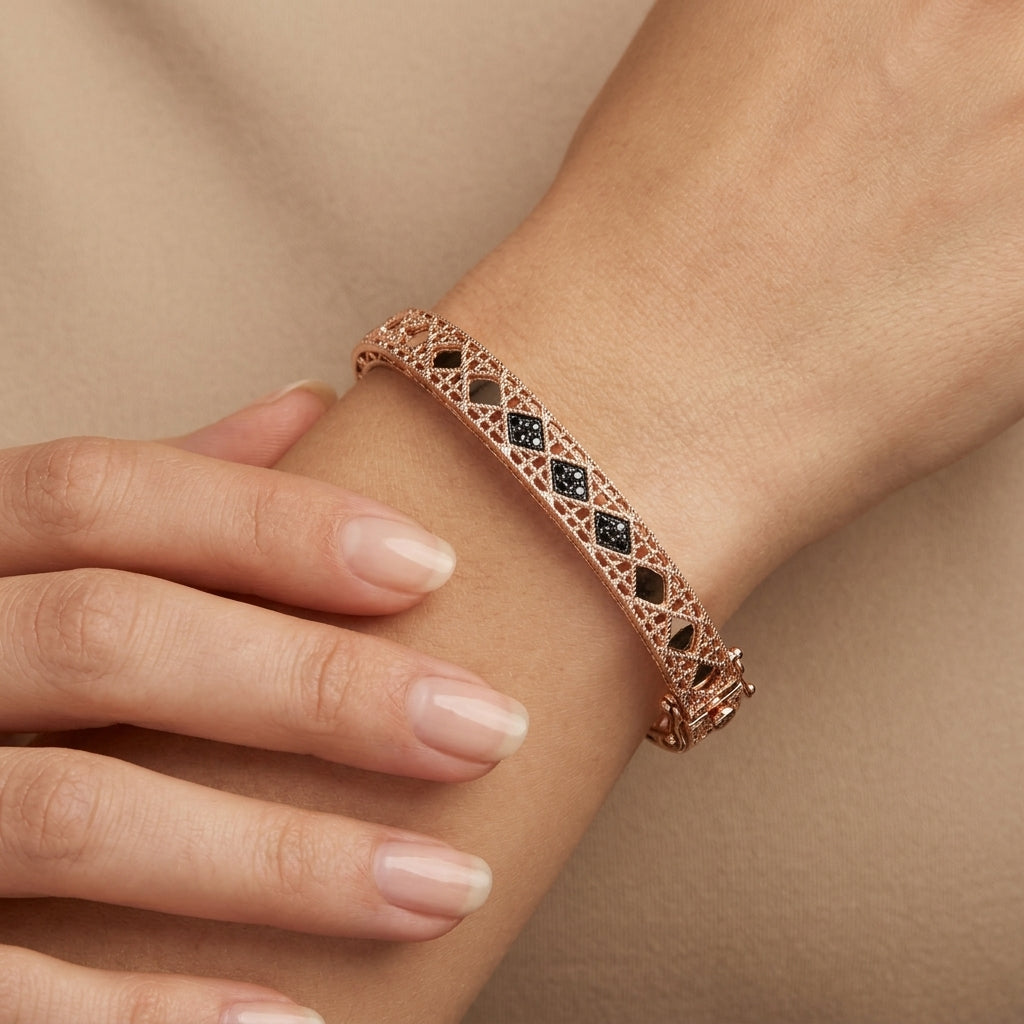 Bracelet jonc ajouré en or rose 18k motif losanges - bijou porté par une mannequin