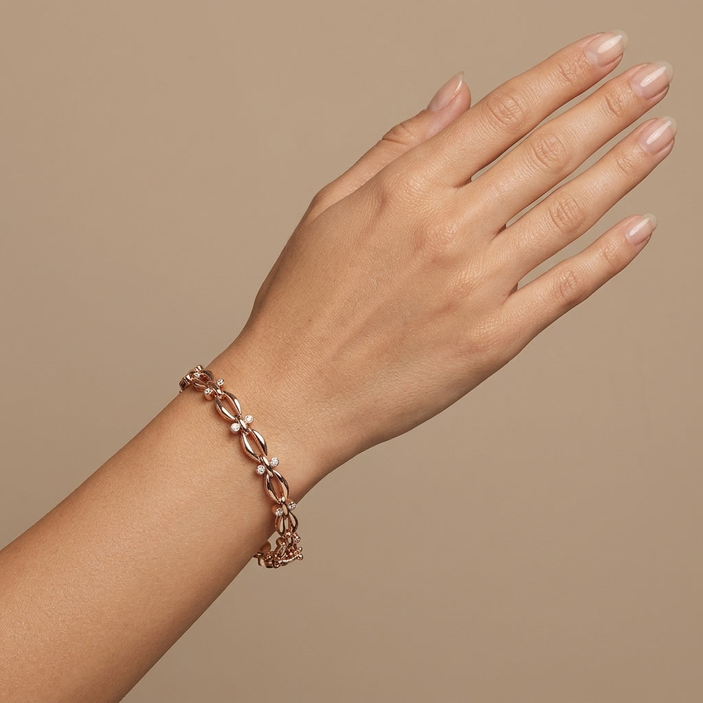 Bracelet jonc maillons ovales en or rose 18k sertis de pierres - bijou porté par une mannequin