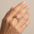 Bague en or rose 18k double anneau serti, pierres mobiles - bijou porté par une mannequin