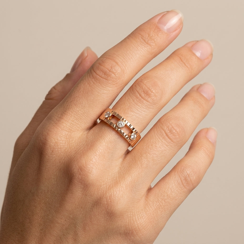 Bague en or rose 18k double anneau serti, pierres mobiles - bijou porté par une mannequin