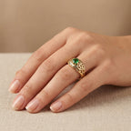 Bague beldi ajourée en or jaune 18k sertie d'une pierre verte - bijou porté par une mannequin