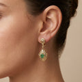 Boucles d'oreilles pendantes gouttes beldi ajourées en or jaune 18k pierres vertes - bijou porté par une mannequin