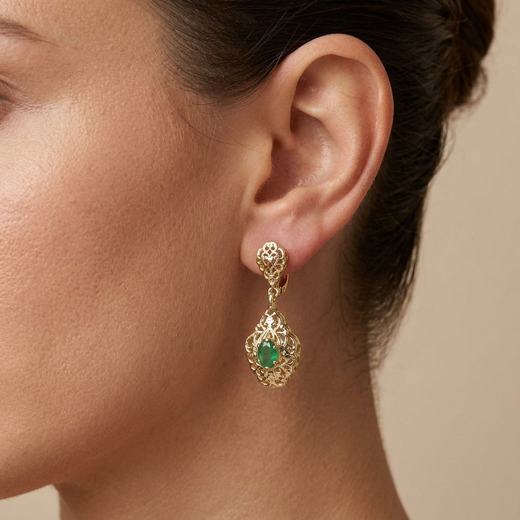 Boucles d'oreilles pendantes gouttes beldi ajourées en or jaune 18k pierres vertes - bijou porté par une mannequin