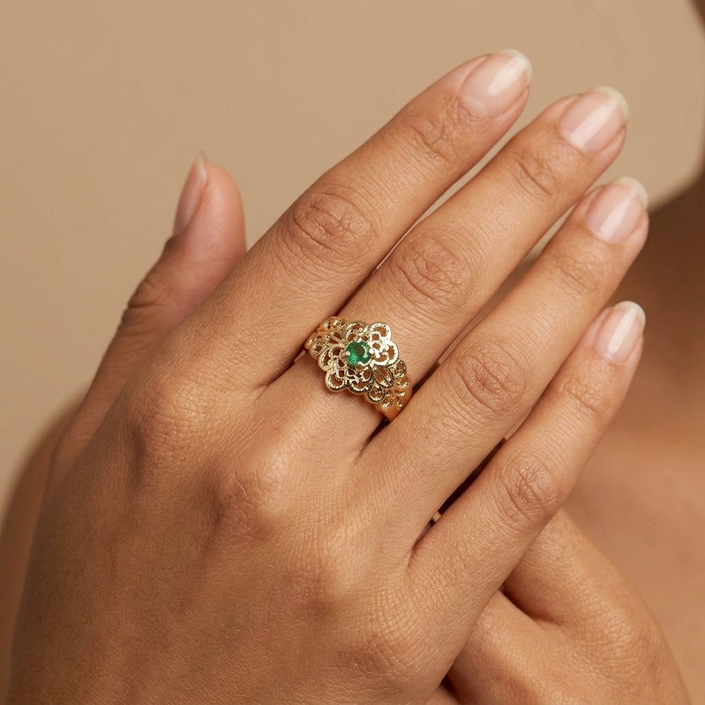 Bague beldi ajourée en or jaune 18k sertie d'une pierre verte - bijou porté par une mannequin
