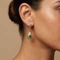Boucles d'oreilles pendantes gouttes beldi ajourées en or jaune 18k pierres vertes - bijou porté par une mannequin