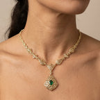 Collier beldi ajouré en or jaune 18k pendentif goutte sertie d'une pierre verte - bijou porté par une mannequin
