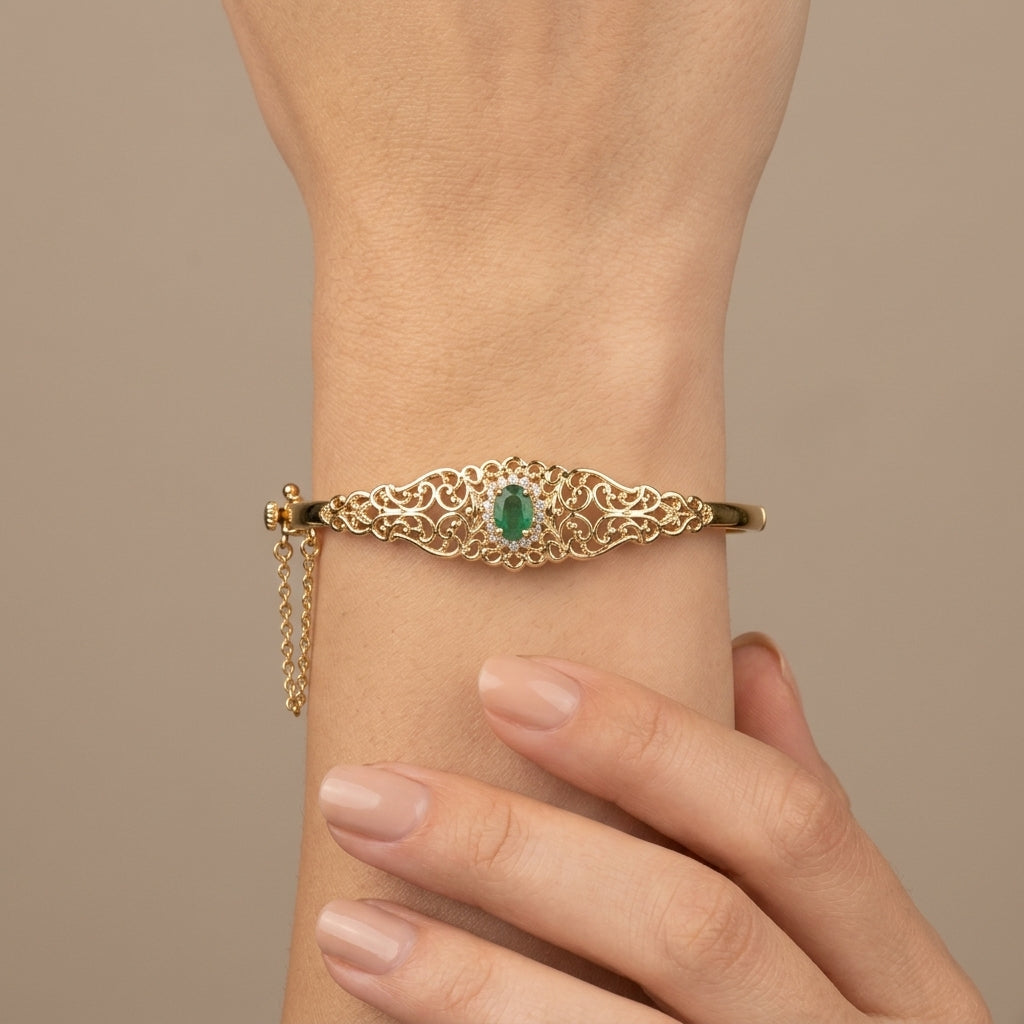 Bracelet jonc beldi ajouré en or jaune 18k losange serti d'une pierre verte - bijou porté par une mannequin