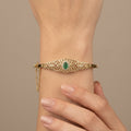 Bracelet jonc beldi ajouré en or jaune 18k losange serti d'une pierre verte - bijou porté par une mannequin