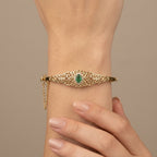 Bracelet jonc beldi ajouré en or jaune 18k losange serti d'une pierre verte - bijou porté par une mannequin