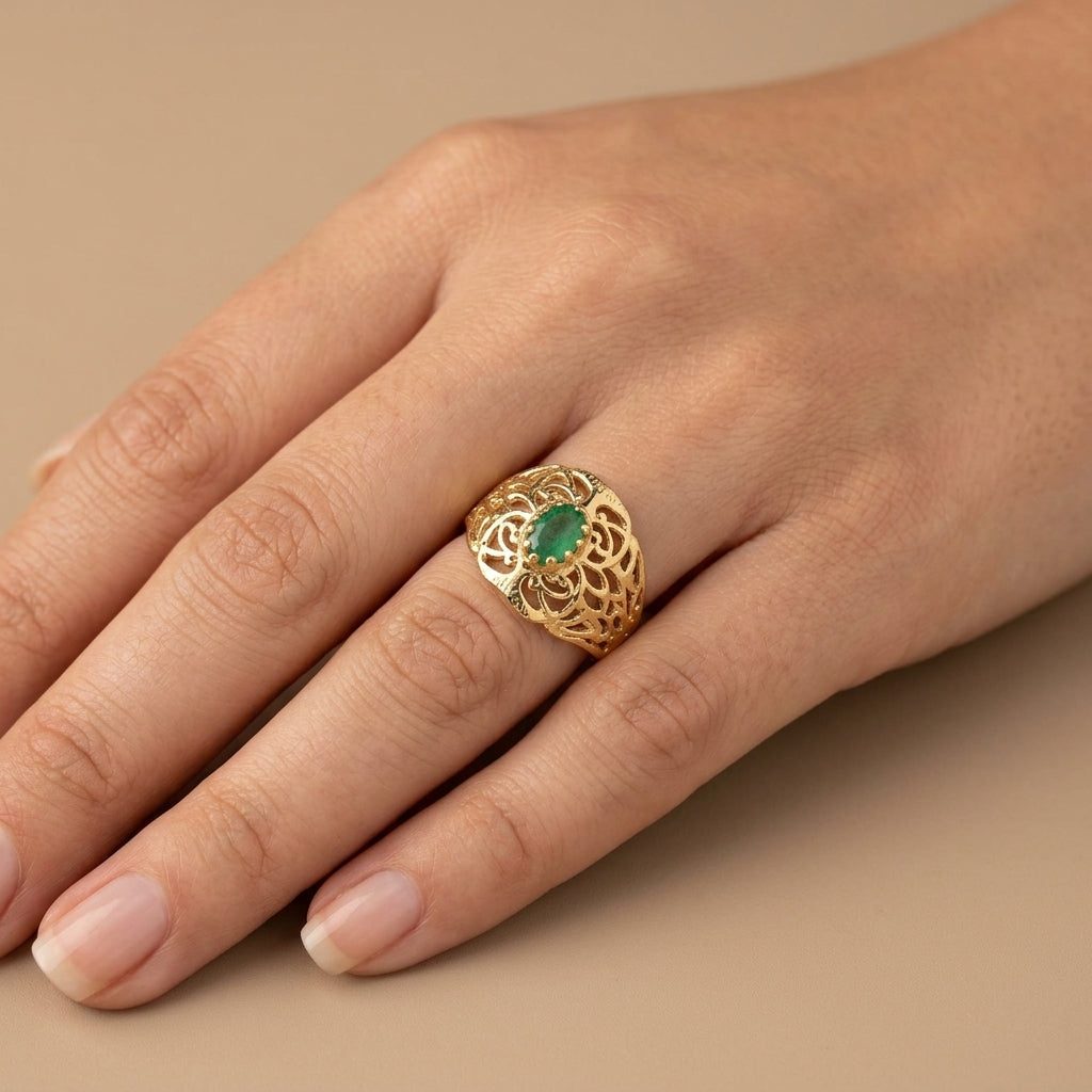 Bague beldi ajourée en or jaune 18k sertie d'une pierre verte - bijou porté par une mannequin