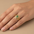Bague beldi ajourée en or jaune 18k sertie d'une pierre verte - bijou porté par une mannequin