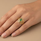 Bague beldi ajourée en or jaune 18k sertie d'une pierre verte - bijou porté par une mannequin