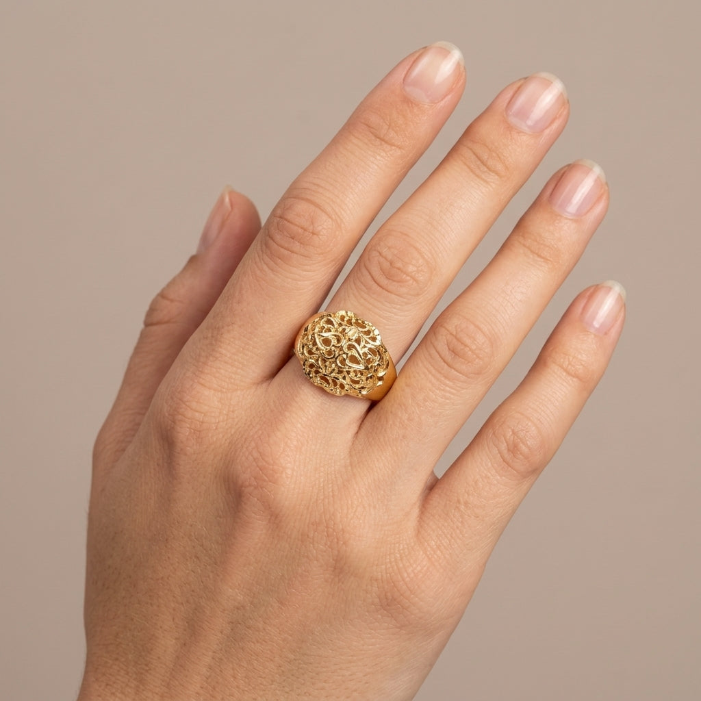 Bague dôme beldi ajourée en or jaune 18k - bijou porté par une mannequin