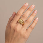 Bague dôme beldi ajourée en or jaune 18k - bijou porté par une mannequin