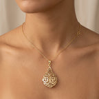 Pendentif goutte beldi ajourée en or jaune 18k - bijou porté par une mannequin