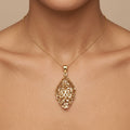 Pendentif goutte beldi ajourée en or jaune 18k - bijou porté par une mannequin