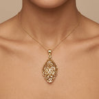 Pendentif goutte beldi ajourée en or jaune 18k - bijou porté par une mannequin