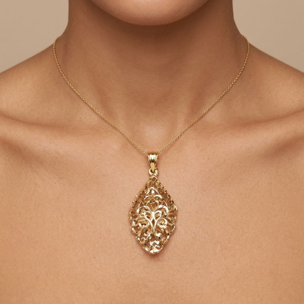 Pendentif goutte beldi ajourée en or jaune 18k - bijou porté par une mannequin
