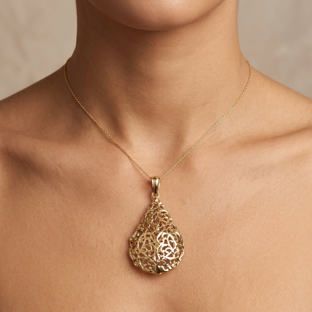 Pendentif goutte beldi ajourée en or jaune 18k - bijou porté par une mannequin