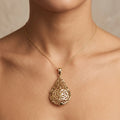 Pendentif goutte beldi ajourée en or jaune 18k - bijou porté par une mannequin