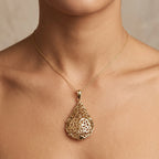 Pendentif goutte beldi ajourée en or jaune 18k - bijou porté par une mannequin